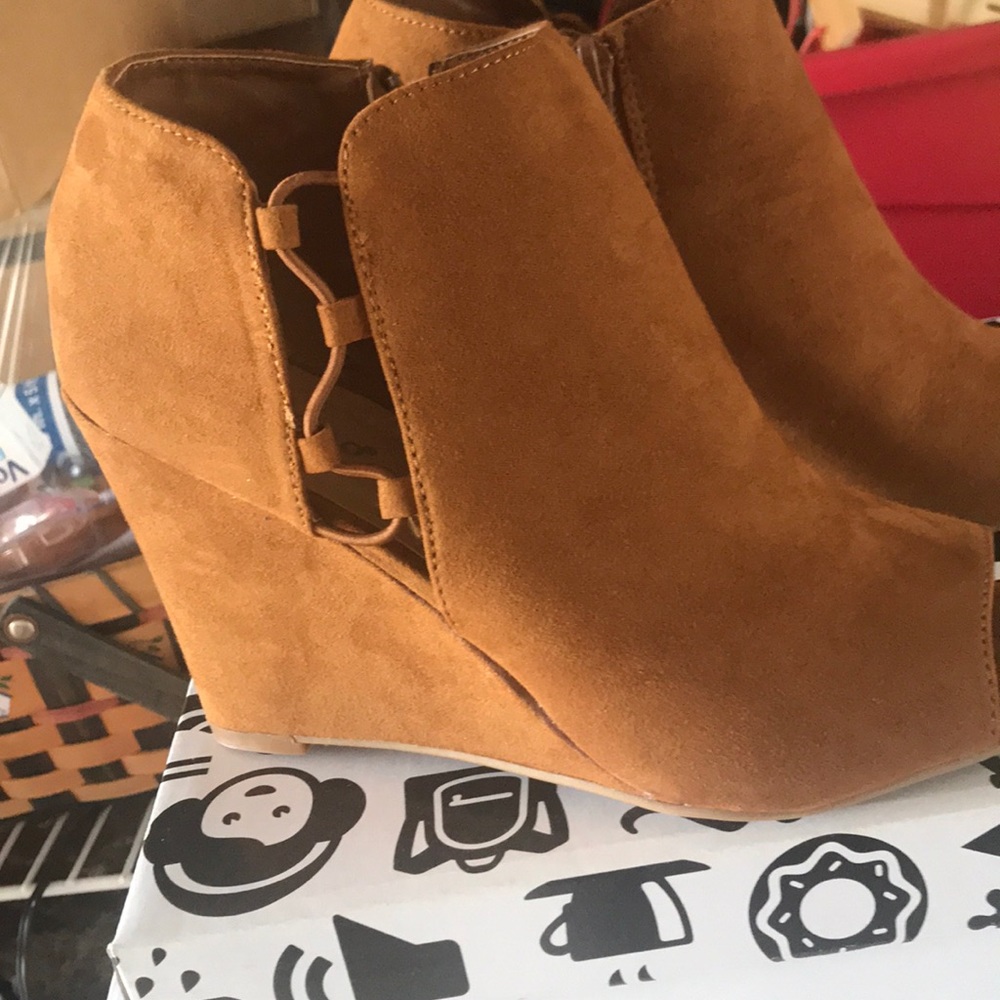 Brand new size 8.5 Booties - Picture 3 of 3